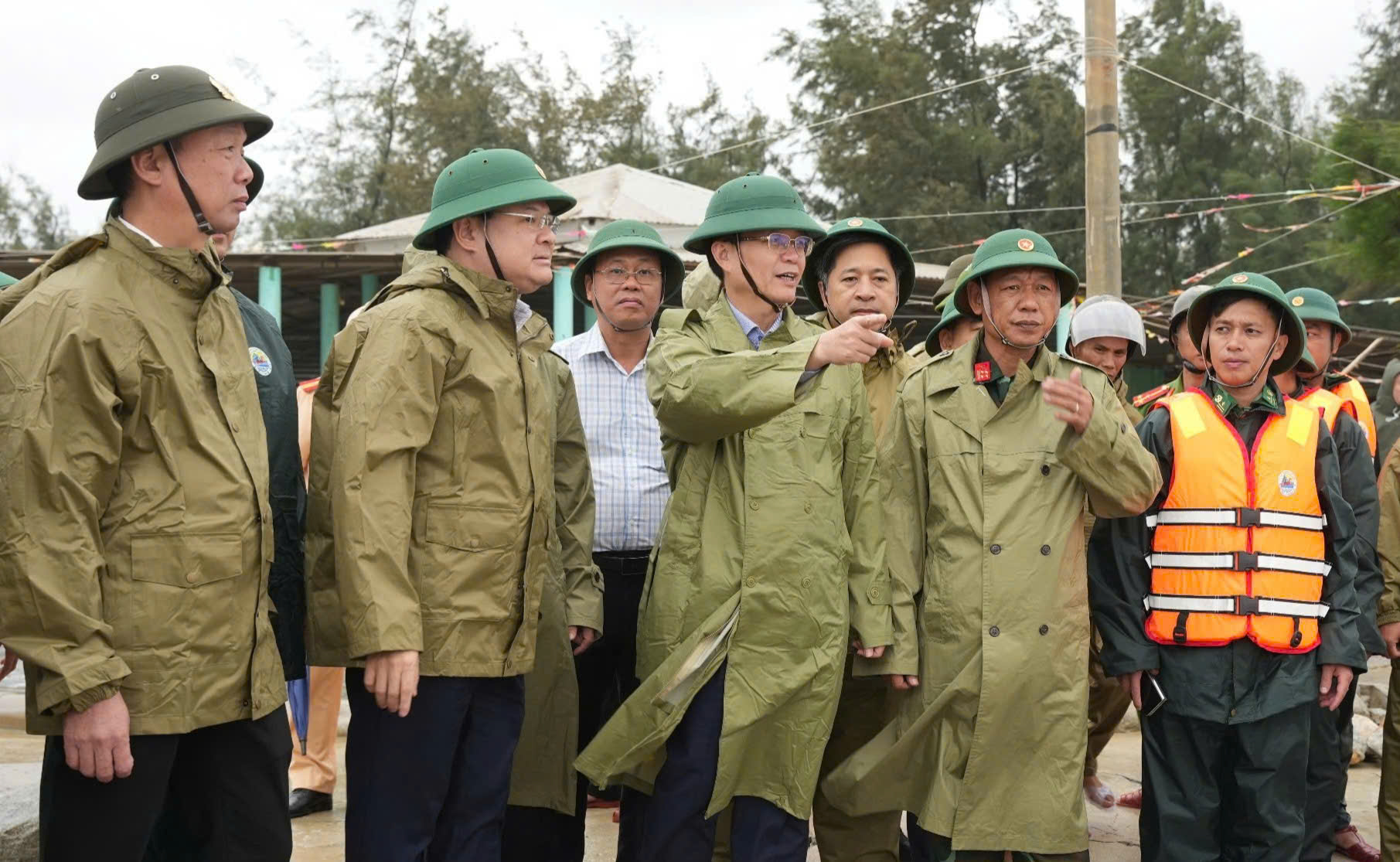 Huế kiểm tra các điểm sạt lở, di dời dân vùng xung yếu đến nơi an toàn- Ảnh 1.
