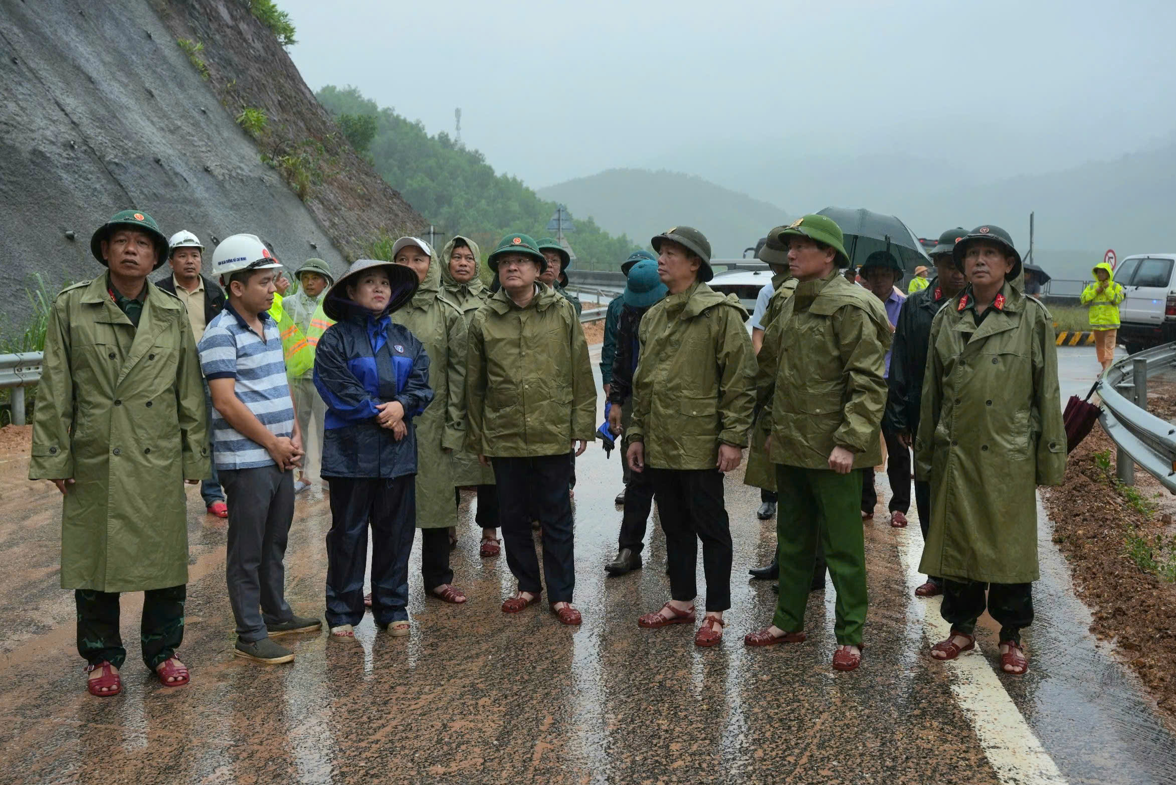 Huế kiểm tra các điểm sạt lở, di dời dân vùng xung yếu đến nơi an toàn- Ảnh 4.