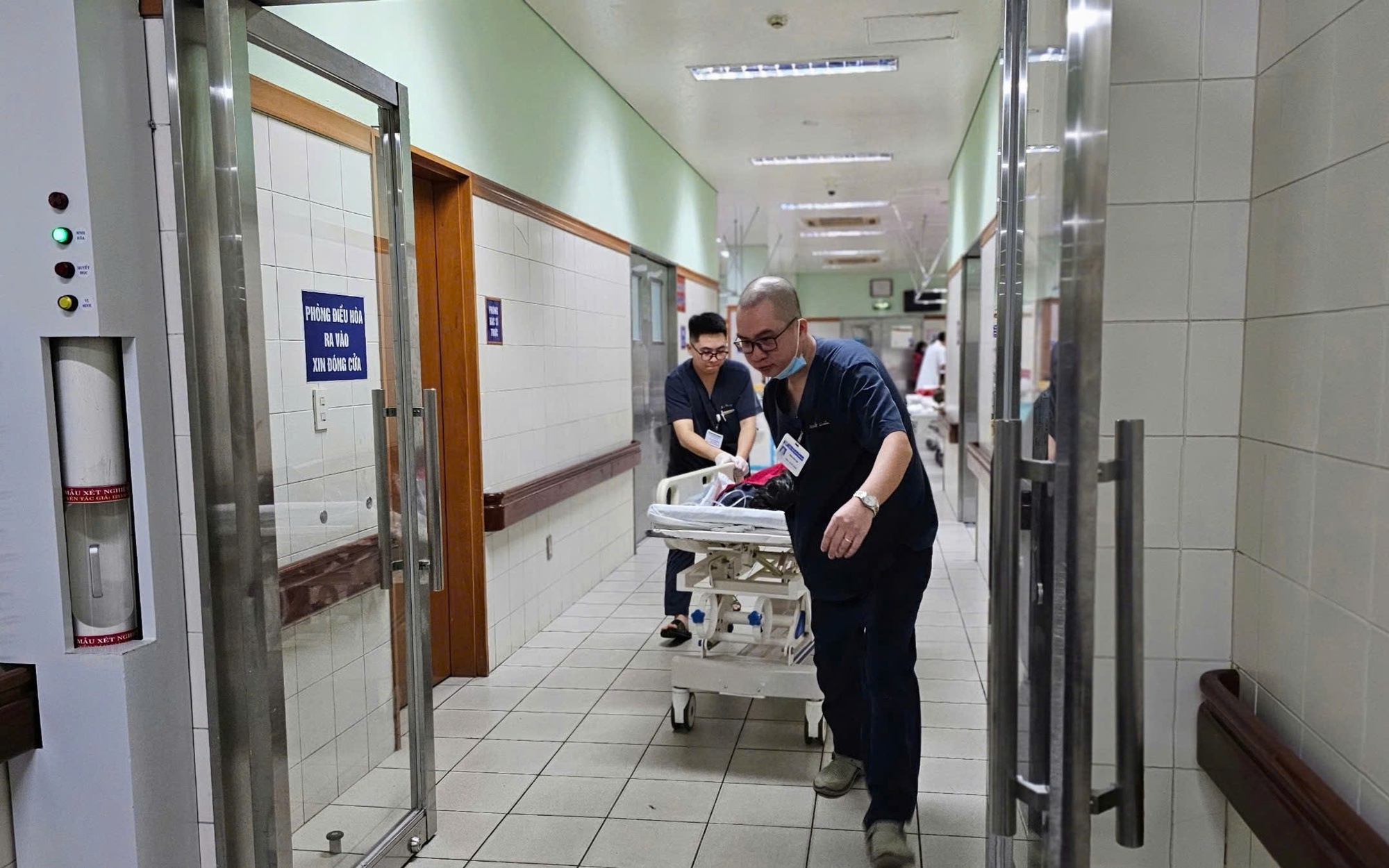 Phó Thủ tướng: Chuẩn bị kịch bản cực đoan nhất để xây dựng phương án ứng phó với bão số 12- Ảnh 5.