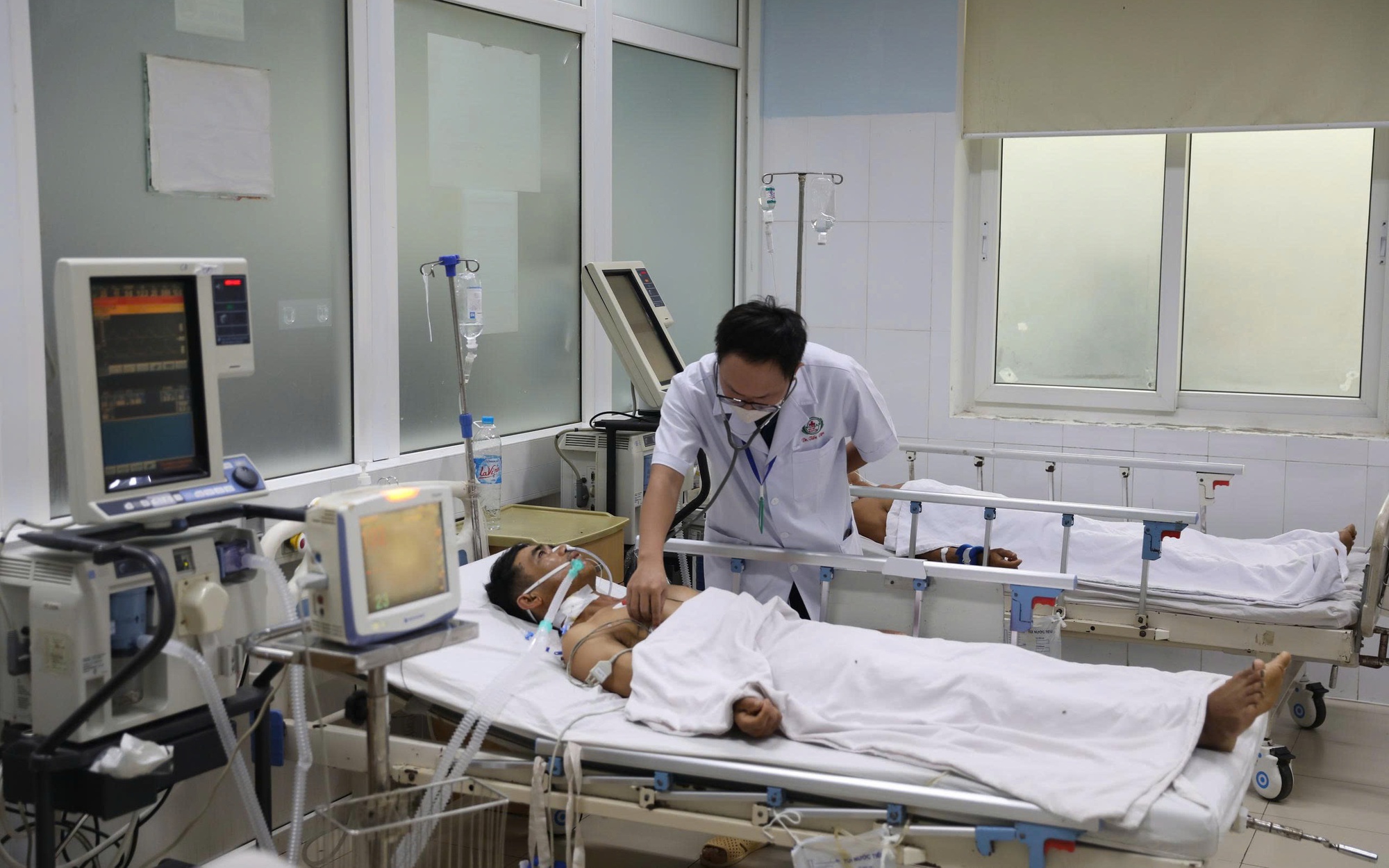 Sáu nạn nhân ngộ độc rượu ở Nghệ An đã qua cơn nguy kịch, chuẩn bị xuất viện- Ảnh 3. Sáu nạn nhân ngộ độc rượu ở Nghệ An đã qua cơn nguy kịch, chuẩn bị xuất viện- Ảnh 3.
