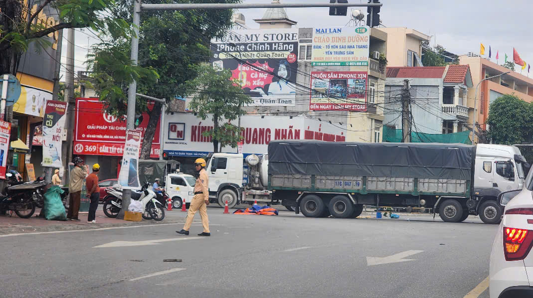Va chạm ô tô tải, hai anh em ruột gặp nạn- Ảnh 1.