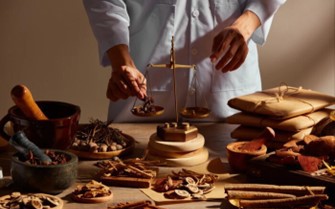 Phát huy vai trò YHCT trong điều trị bệnh mạn tính và phục hồi chức năng: Cần đột phá về cơ chế, chính sách- Ảnh 4. Giải pháp đẩy mạnh phát triển nền y học cổ truyền Việt Nam trong giai đoạn mới