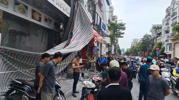 Bê tông rơi trúng người đi đường trên phố Tôn Đức Thắng, 10 người nỗ lực giải cứu- Ảnh 2.
