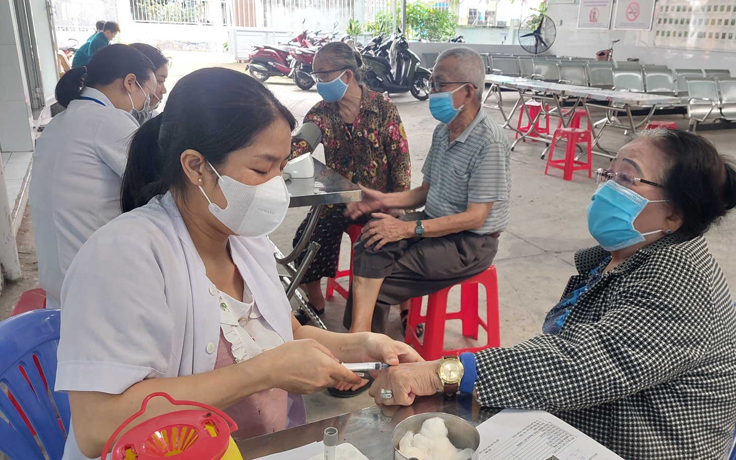 TPHCM đề xuất chính sách đặc thù tăng cường nhân lực cho Trạm y tế- Ảnh 2. TPHCM đề xuất chính sách đặc thù tăng cường nhân lực cho Trạm y tế- Ảnh 2.