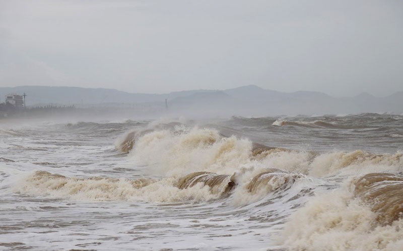 Biển Đông lại đón áp thấp nhiệt đới, các tỉnh miền Trung chuẩn bị ứng phó