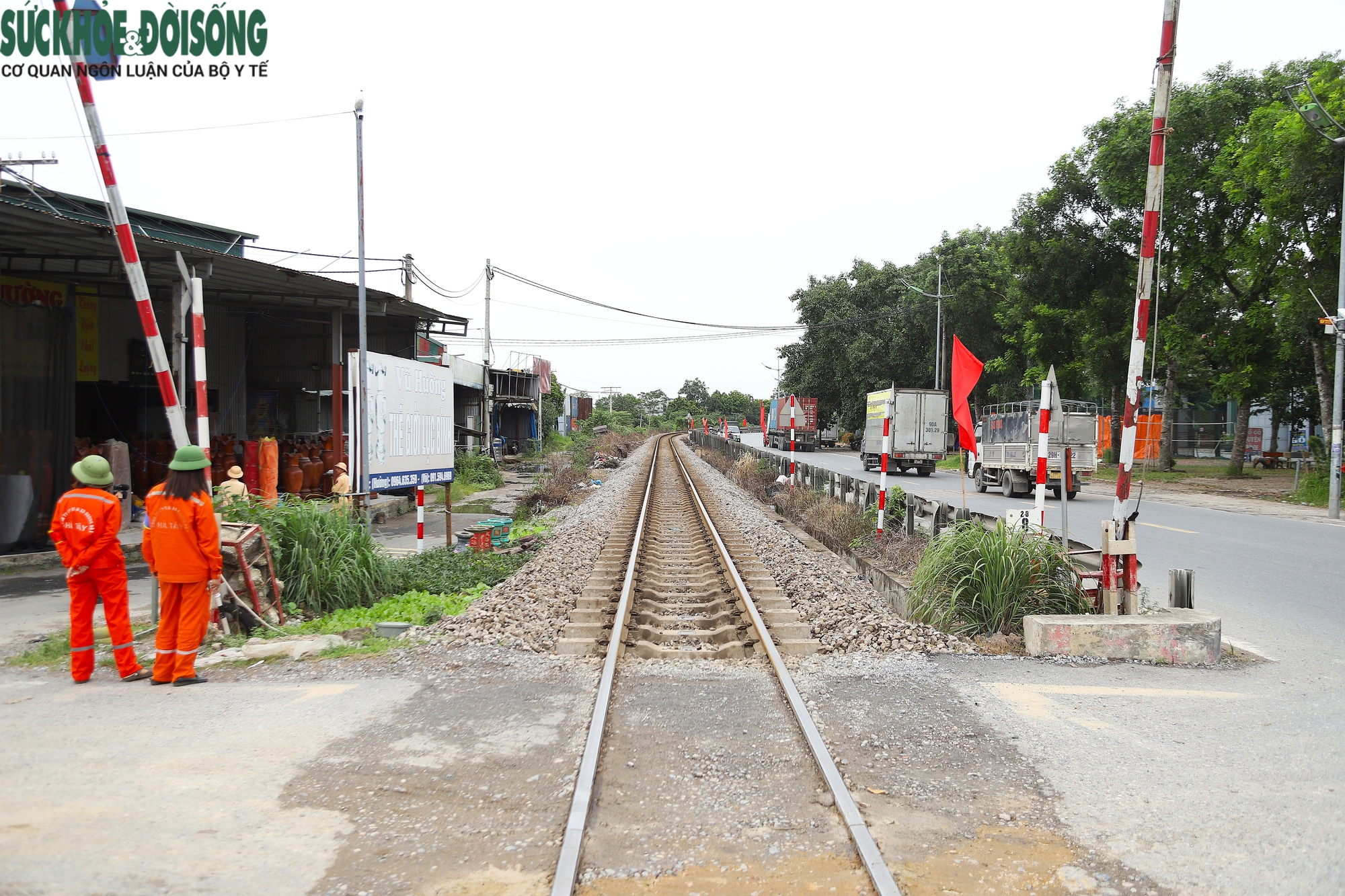CSGT bất ngờ kiểm tra an toàn đường sắt, đo nồng độ cồn của nhân viên gác chắn - Ảnh 2. CSGT bất ngờ kiểm tra an toàn đường sắt, đo nồng độ cồn của nhân viên gác chắn - Ảnh 2.