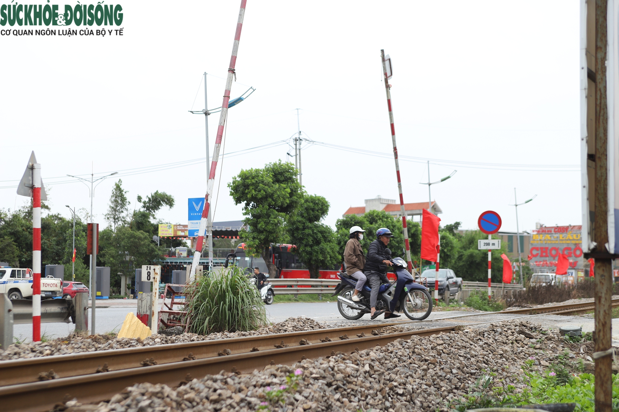 CSGT bất ngờ kiểm tra an toàn đường sắt, đo nồng độ cồn của nhân viên gác chắn - Ảnh 3. CSGT bất ngờ kiểm tra an toàn đường sắt, đo nồng độ cồn của nhân viên gác chắn - Ảnh 3.