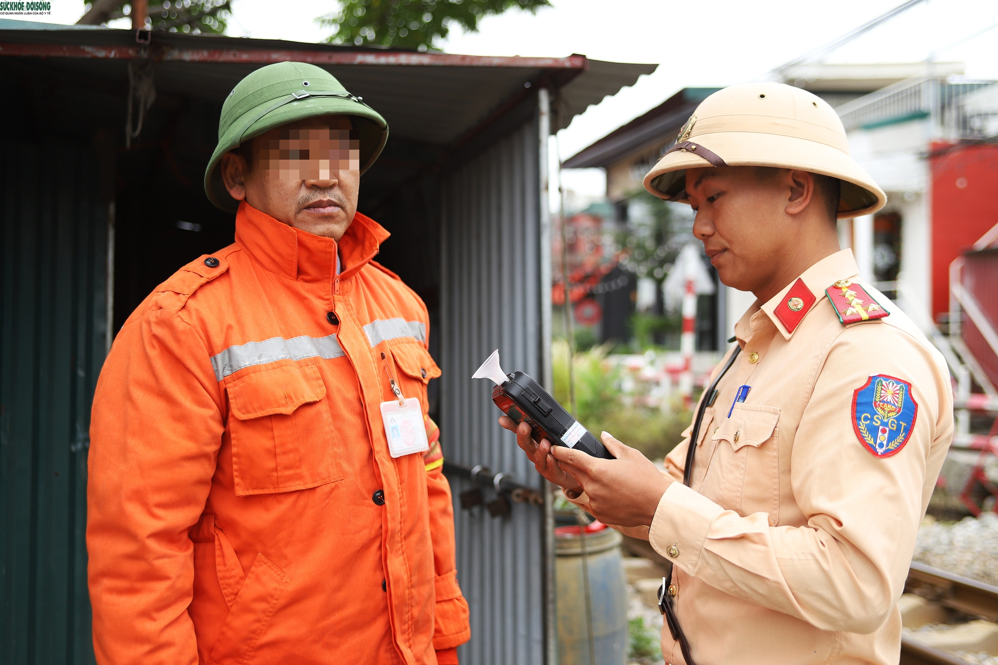 CSGT bất ngờ kiểm tra an toàn đường sắt, đo nồng độ cồn của nhân viên gác chắn - Ảnh 4. CSGT bất ngờ kiểm tra an toàn đường sắt, đo nồng độ cồn của nhân viên gác chắn - Ảnh 4.