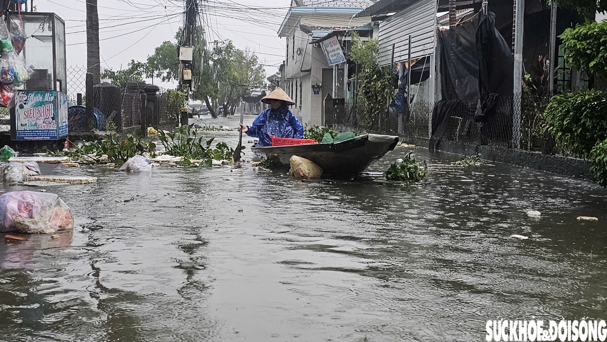 Mưa lớn, triều cường dâng, người dân ven biển Huế vật lộn giữa biển nước và rác thải- Ảnh 12. Mưa lớn, triều cường dâng, người dân ven biển Huế vật lộn giữa biển nước và rác thải- Ảnh 12.