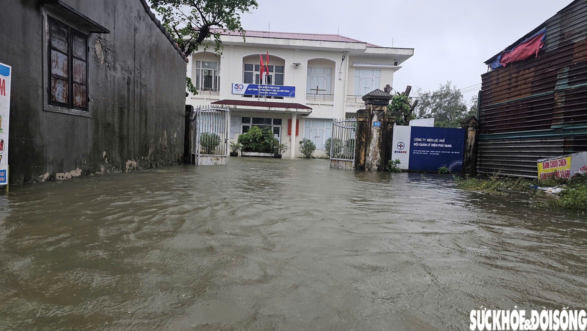 Mưa lớn, triều cường dâng, người dân ven biển Huế vật lộn giữa biển nước và rác thải- Ảnh 2. Mưa lớn, triều cường dâng, người dân ven biển Huế vật lộn giữa biển nước và rác thải- Ảnh 2.