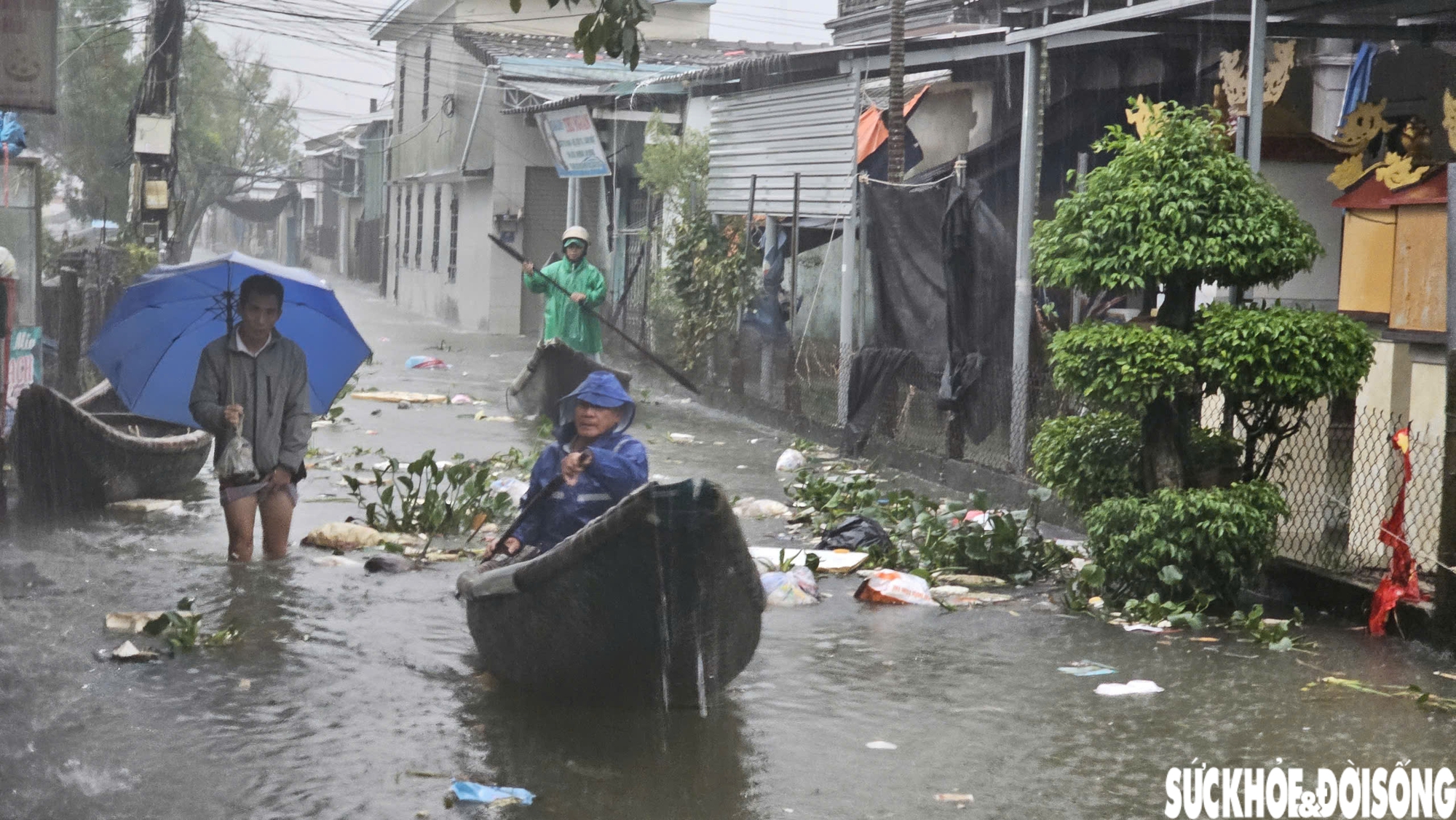 Mưa lớn, triều cường dâng, người dân ven biển Huế vật lộn giữa biển nước và rác thải- Ảnh 13. Mưa lớn, triều cường dâng, người dân ven biển Huế vật lộn giữa biển nước và rác thải- Ảnh 13.