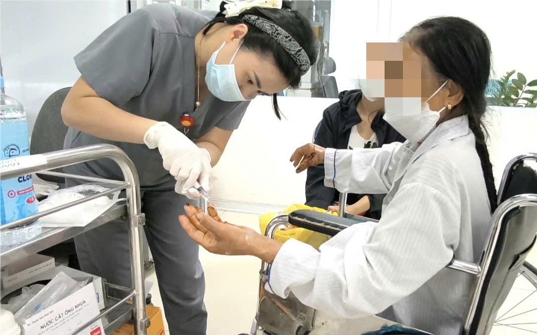 Thanh niên thợ mộc suýt mất tay chỉ vì bị muỗi đốt- Ảnh 4. Thanh niên thợ mộc suýt mất tay chỉ vì bị muỗi đốt- Ảnh 4.