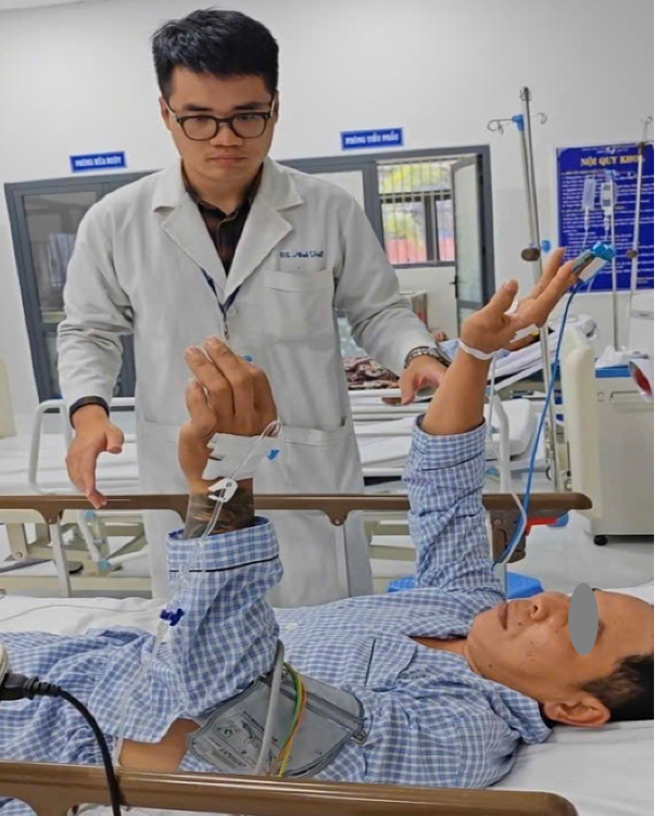 Bác sĩ luân phiên tại Côn Đảo phẫu thuật cứu ngư dân bị dây thừng cuốn dập nát chân- Ảnh 2. Bác sĩ luân phiên tại Côn Đảo phẫu thuật cứu ngư dân bị dây thừng cuốn dập nát chân- Ảnh 2.