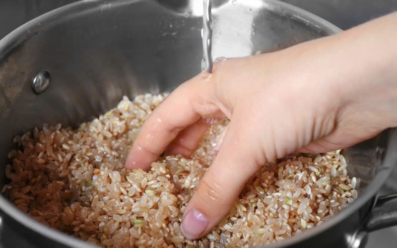 Ngâm gạo lứt trước khi nấu có tác dụng gì?