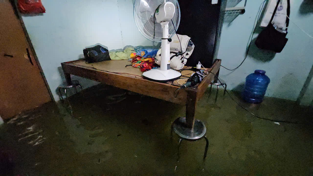 Mưa xối xả gây ngập cục bộ, sinh viên Huế hối hả di chuyển đồ trong đêm- Ảnh 4. Mưa xối xả gây ngập cục bộ, sinh viên Huế hối hả di chuyển đồ trong đêm- Ảnh 4.