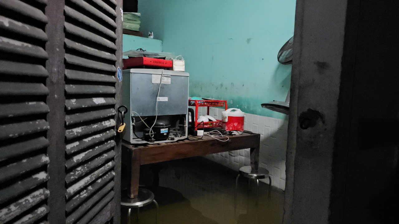 Mưa xối xả gây ngập cục bộ, sinh viên Huế hối hả di chuyển đồ trong đêm- Ảnh 5. Mưa xối xả gây ngập cục bộ, sinh viên Huế hối hả di chuyển đồ trong đêm- Ảnh 5.