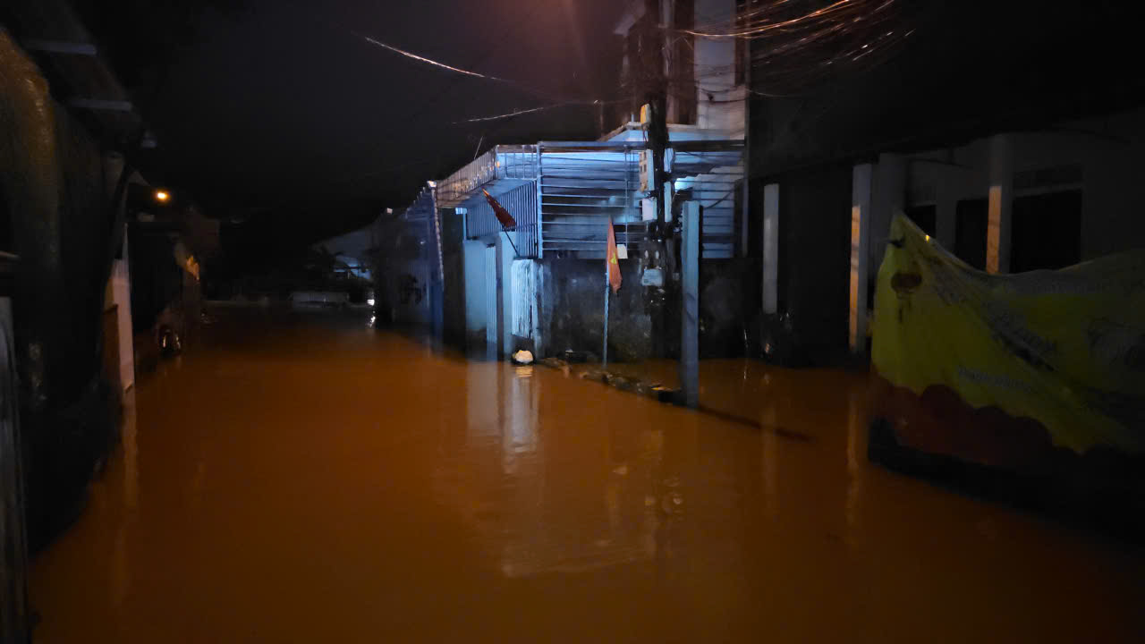 Mưa xối xả gây ngập cục bộ, sinh viên Huế hối hả di chuyển đồ trong đêm- Ảnh 2. Mưa xối xả gây ngập cục bộ, sinh viên Huế hối hả di chuyển đồ trong đêm- Ảnh 2.
