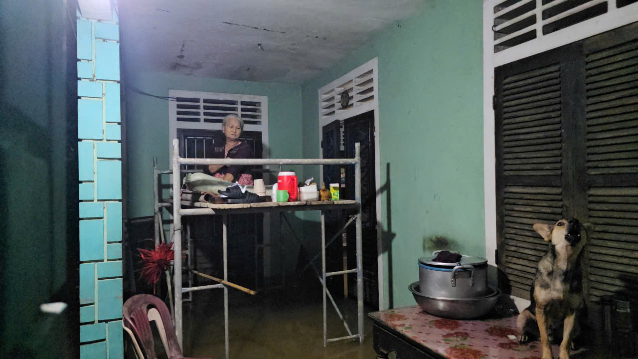 Mưa xối xả gây ngập cục bộ, sinh viên Huế hối hả di chuyển đồ trong đêm- Ảnh 8. Mưa xối xả gây ngập cục bộ, sinh viên Huế hối hả di chuyển đồ trong đêm- Ảnh 8.