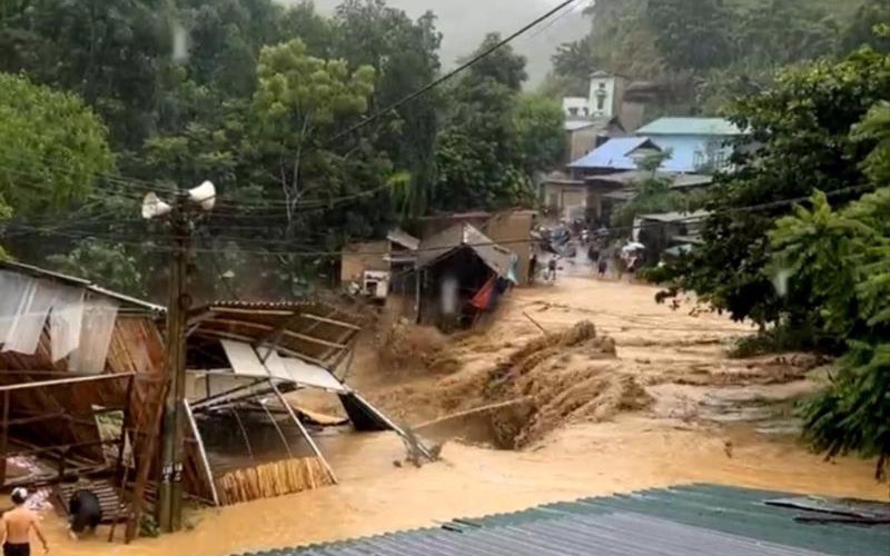 179 xã, phường ở miền Trung có nguy cơ lũ quét, sạt lở đất do mưa lớn- Ảnh 1. Mưa lớn dồn dập từ Hà Tĩnh đến Đà Nẵng, nhiều khu vực có nguy cơ lũ quét và sạt lở đất