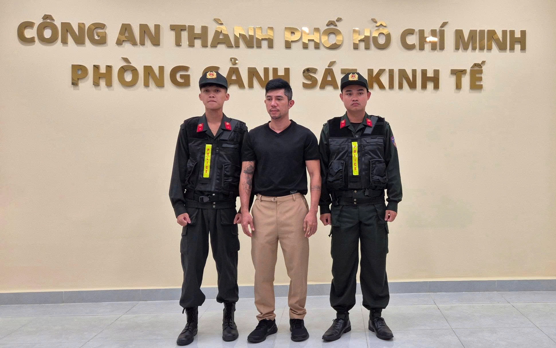 Công an Hà Nội tìm hai cô gái bị đánh tại quán ăn trên phố Cầu Giấy- Ảnh 2.