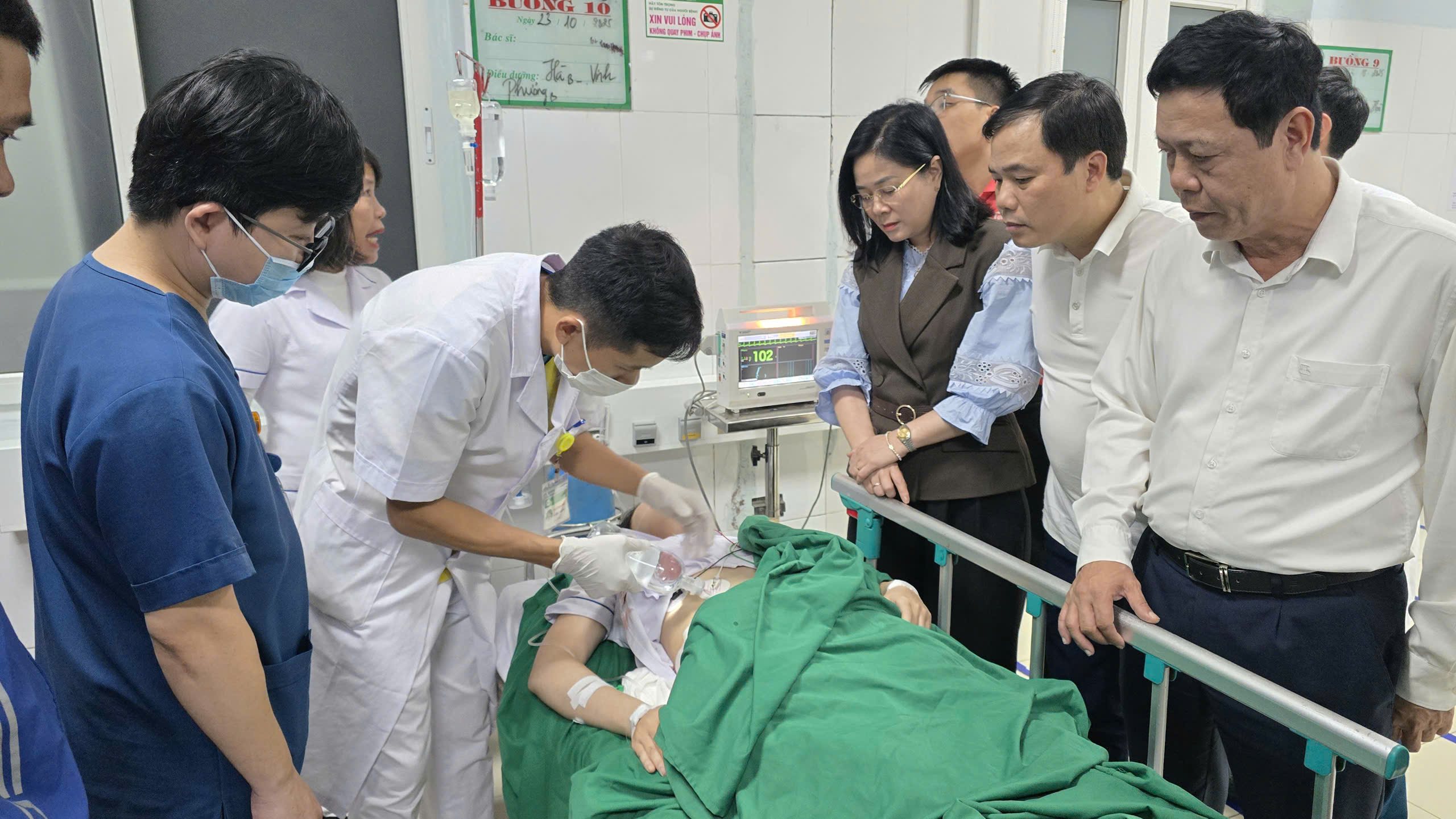 Nhân viên y tế và người nhà bệnh nhân bị tấn công tại Bệnh viện Sản Nhi Nghệ An- Ảnh 3. Nhân viên y tế và người nhà bệnh nhân bị tấn công tại Bệnh viện Sản Nhi Nghệ An- Ảnh 3.