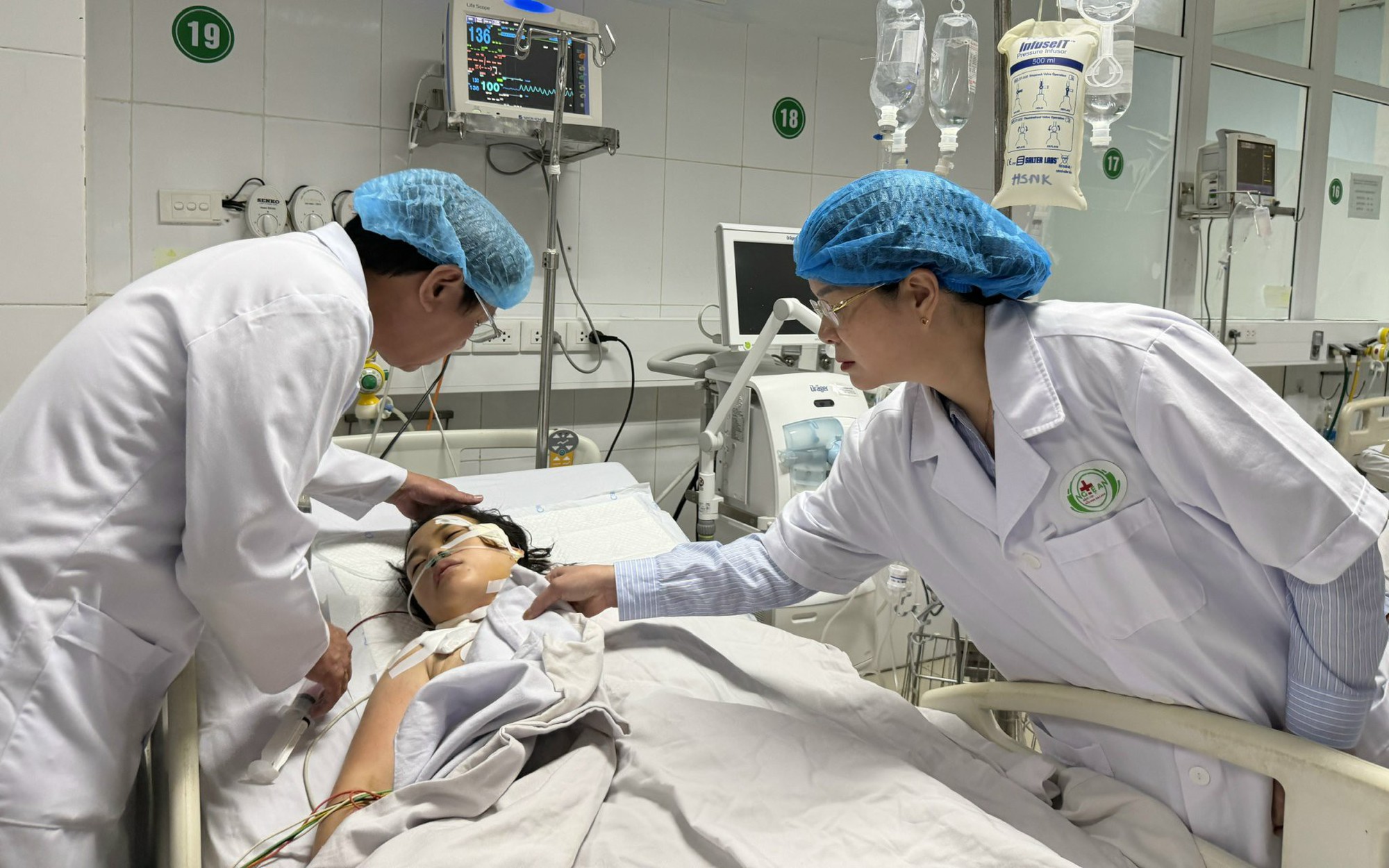 TS.BS Hà Anh Đức: 'Việc tấn công nhân viên y tế khi đang làm nhiệm vụ là điều không thể chấp nhận được'- Ảnh 3. TS.BS Hà Anh Đức: 'Việc tấn công nhân viên y tế khi đang làm nhiệm vụ là điều không thể chấp nhận được'- Ảnh 3.