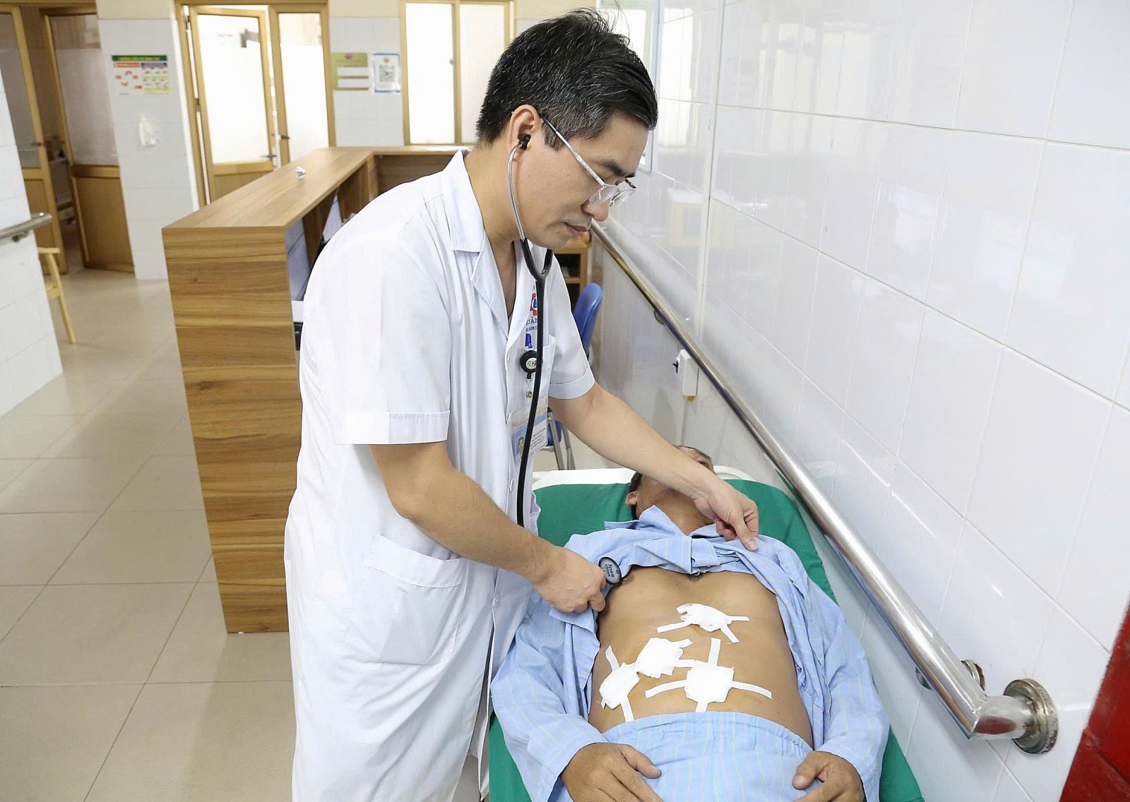 Sau phẫu thuật cắt túi mật, người đàn ông 52 tuổi đột ngột bị nhồi máu cơ tim- Ảnh 2.