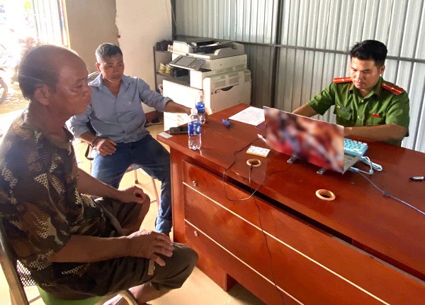 Trông thấy một phụ nữ gieo mình xuống sông tự tử, 2 người đàn ông lao ra ứng cứu- Ảnh 1. Trông thấy một phụ nữ gieo mình xuống sông tự tử, 2 người đàn ông lao ra ứng cứu- Ảnh 1.