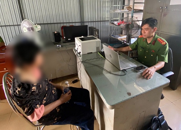 Trông thấy một phụ nữ gieo mình xuống sông tự tử, 2 người đàn ông lao ra ứng cứu- Ảnh 2. Trông thấy một phụ nữ gieo mình xuống sông tự tử, 2 người đàn ông lao ra ứng cứu- Ảnh 2.