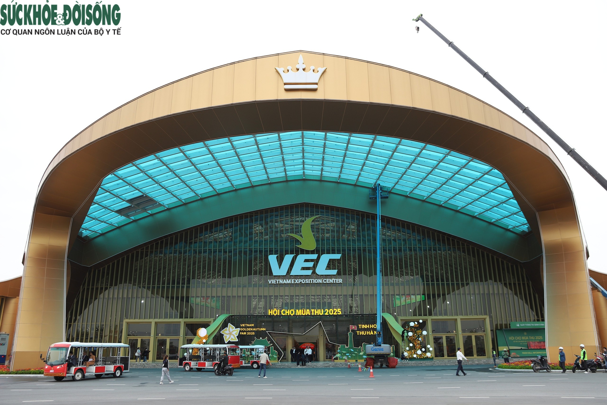 Các gian hàng gấp rút hoàn thiện trước ngày khai mạc Hội chợ Mùa Thu 2025- Ảnh 2. Các gian hàng gấp rút hoàn thiện trước ngày khai mạc Hội chợ Mùa Thu 2025- Ảnh 2.