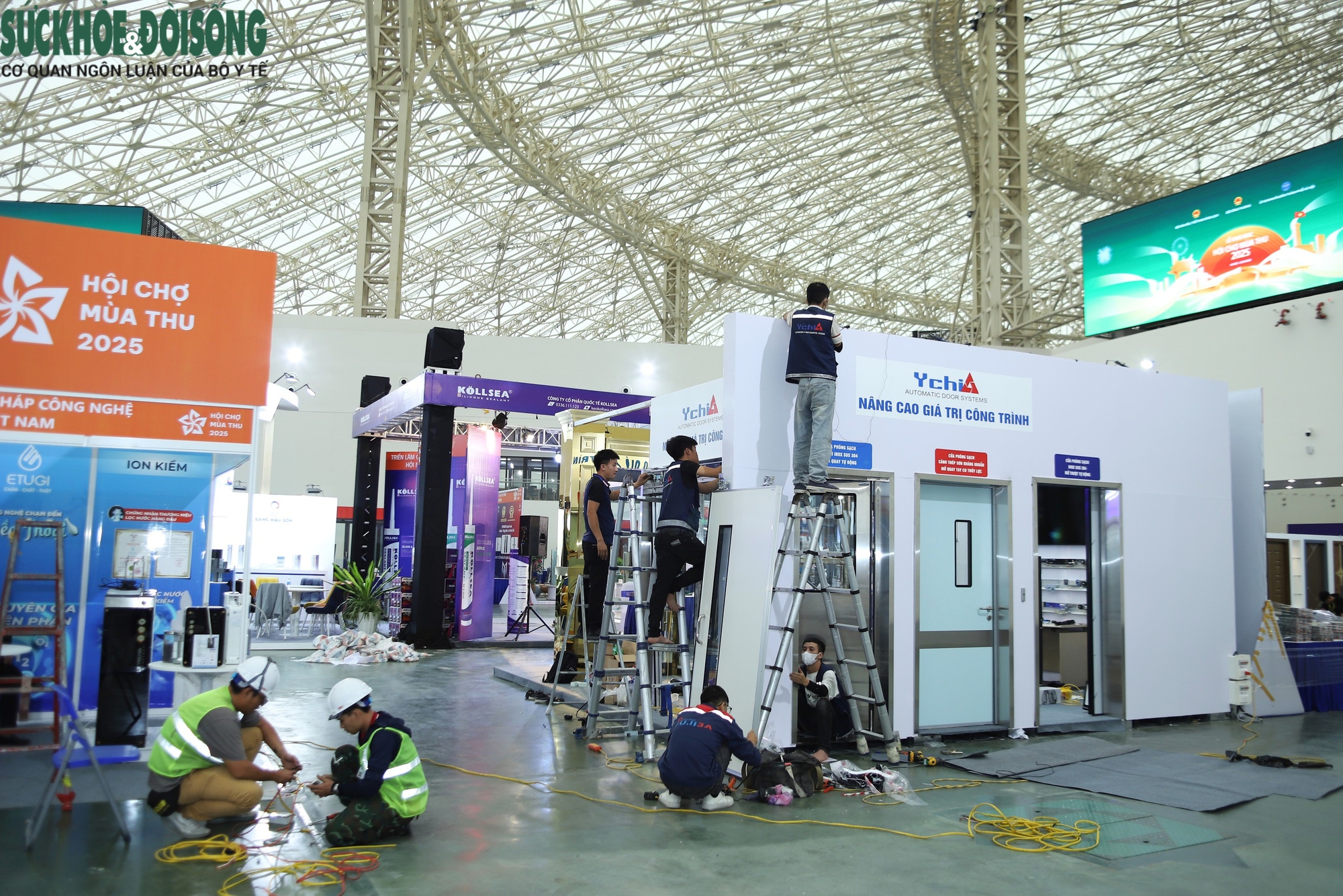 Các gian hàng gấp rút hoàn thiện trước ngày khai mạc Hội chợ Mùa Thu 2025- Ảnh 4. Các gian hàng gấp rút hoàn thiện trước ngày khai mạc Hội chợ Mùa Thu 2025- Ảnh 4.