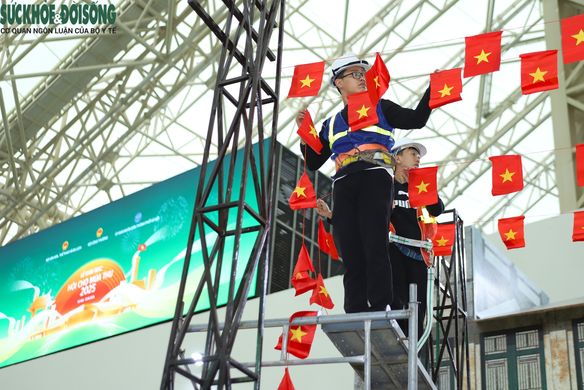 Các gian hàng gấp rút hoàn thiện trước ngày khai mạc Hội chợ Mùa Thu 2025- Ảnh 5. Các gian hàng gấp rút hoàn thiện trước ngày khai mạc Hội chợ Mùa Thu 2025- Ảnh 5.
