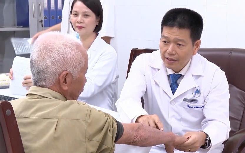 Tự chữa vảy nến, bệnh nhân không đi lại được, phải nằm cáng nhập viện- Ảnh 5. Người dân không còn phải vượt cả trăm cây số để chữa vảy nến
