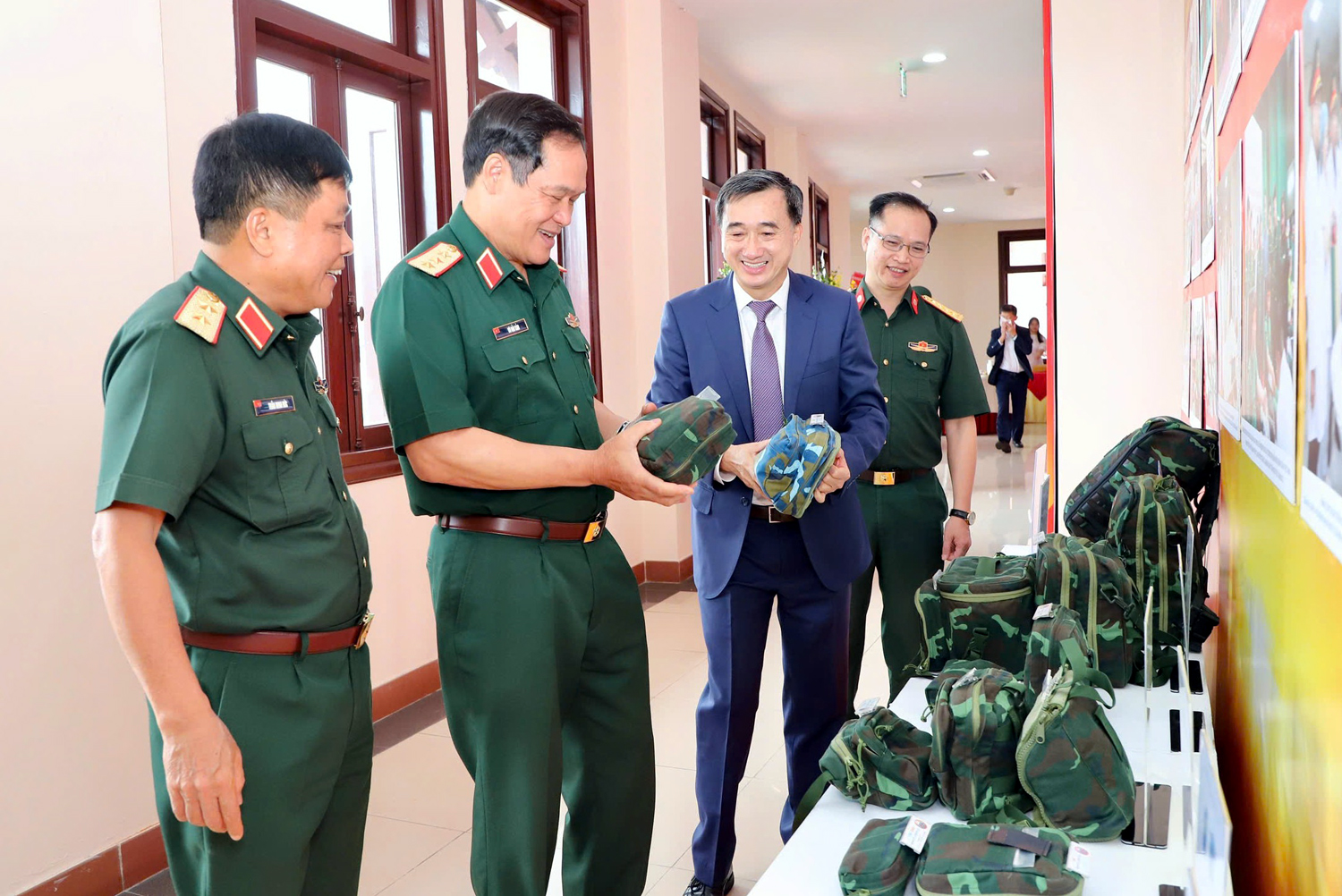 15 năm phong trào hiến máu tình nguyện, quân đội góp phần quan trọng bảo đảm nguồn máu cấp cứu, điều trị- Ảnh 2. 15 năm phong trào hiến máu tình nguyện, quân đội góp phần quan trọng bảo đảm nguồn máu cấp cứu, điều trị- Ảnh 2.