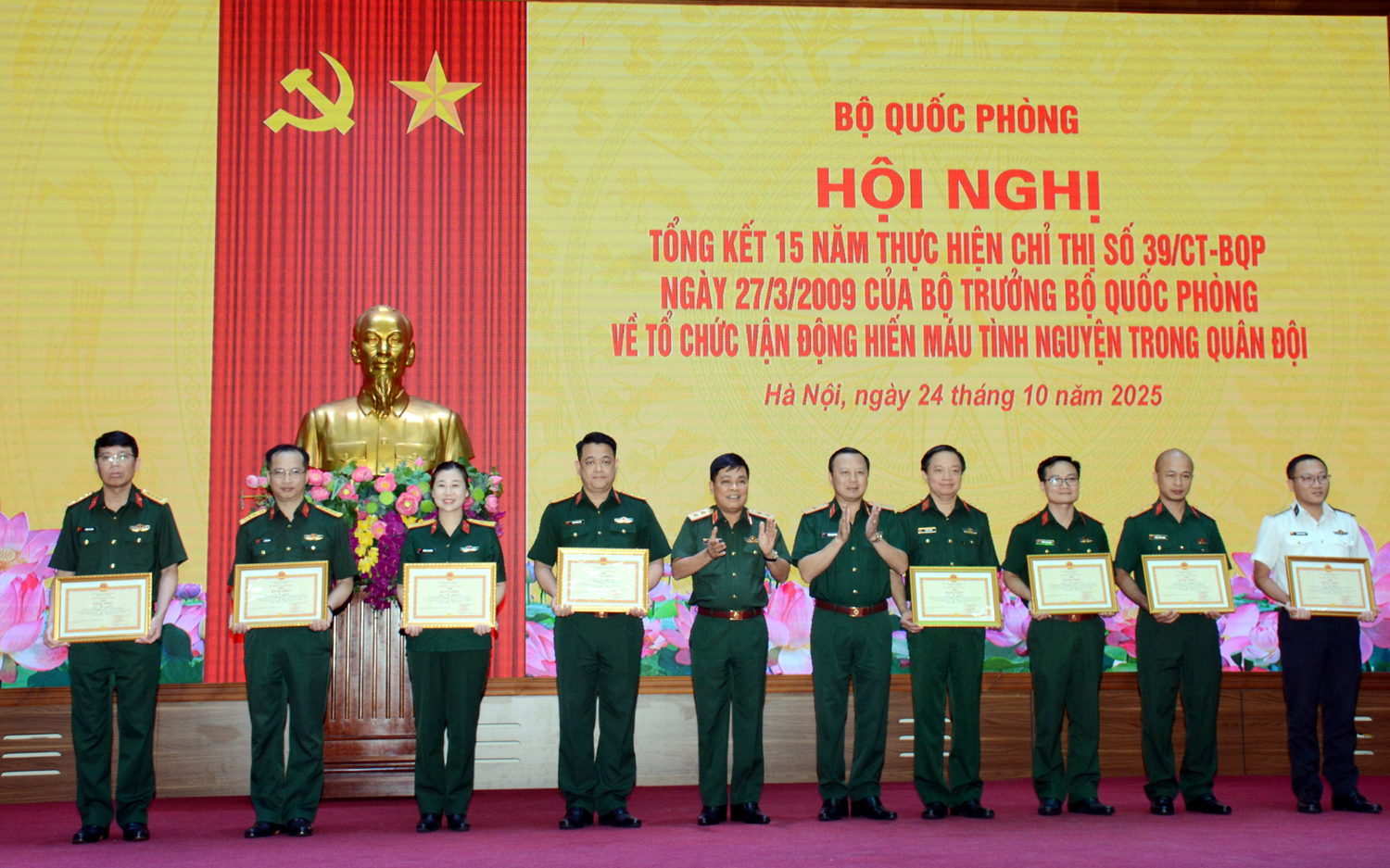 15 năm phong trào hiến máu tình nguyện, quân đội góp phần quan trọng bảo đảm nguồn máu cấp cứu, điều trị- Ảnh 5. 15 năm phong trào hiến máu tình nguyện, quân đội góp phần quan trọng bảo đảm nguồn máu cấp cứu, điều trị- Ảnh 5.