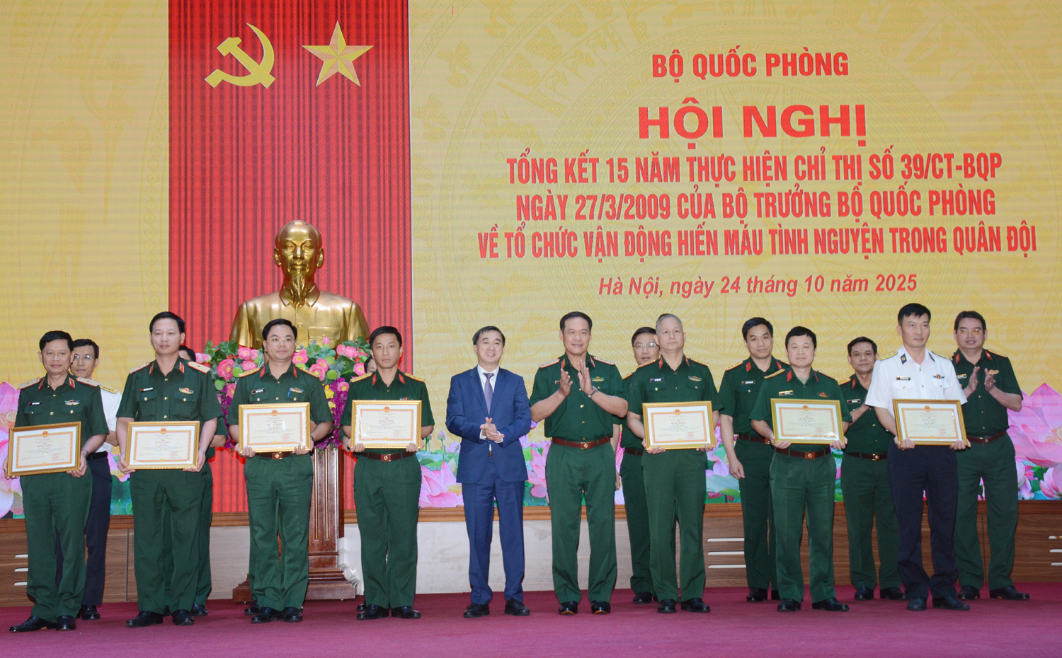 15 năm phong trào hiến máu tình nguyện, quân đội góp phần quan trọng bảo đảm nguồn máu cấp cứu, điều trị- Ảnh 4. 15 năm phong trào hiến máu tình nguyện, quân đội góp phần quan trọng bảo đảm nguồn máu cấp cứu, điều trị- Ảnh 4.