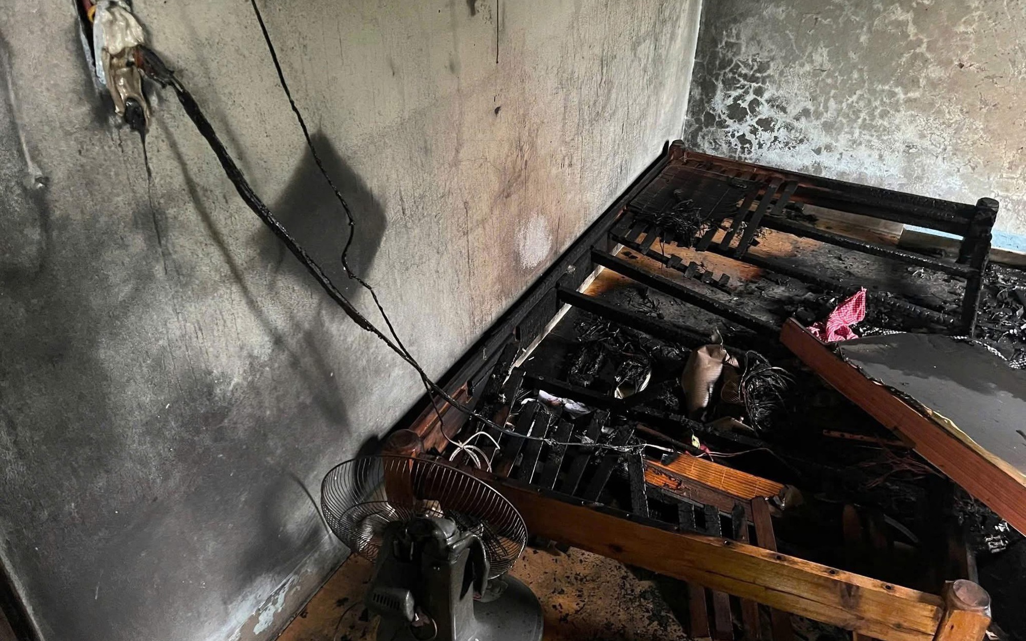 Điện thoại phát nổ khi đang sạc gây cháy nhà dân