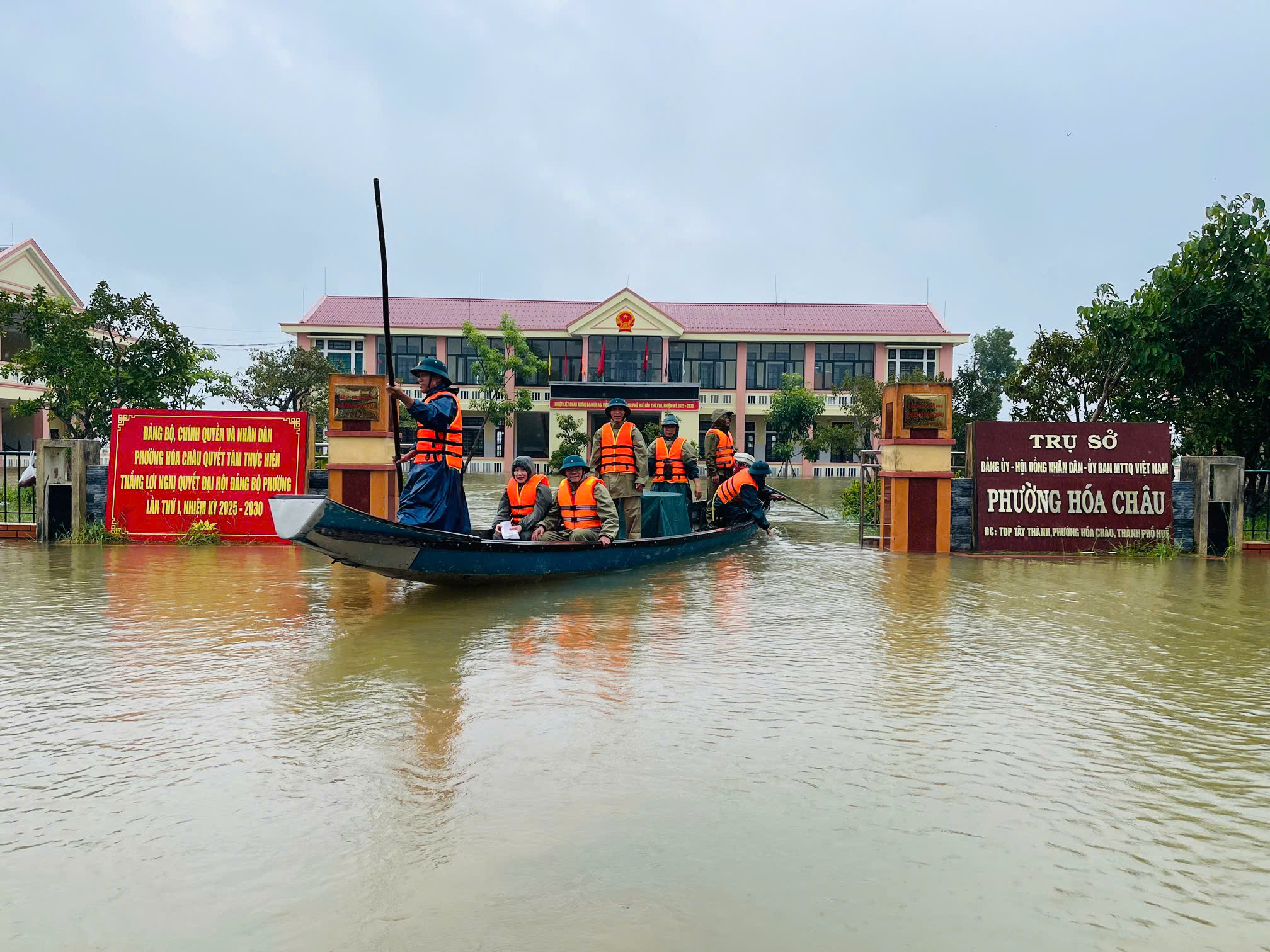 Sạt lở uy hiếp Quốc lộ 49, nhiều khu vực ở Huế vẫn ngập sâu- Ảnh 2. Sạt lở uy hiếp Quốc lộ 49, nhiều khu vực ở Huế vẫn ngập sâu- Ảnh 2.