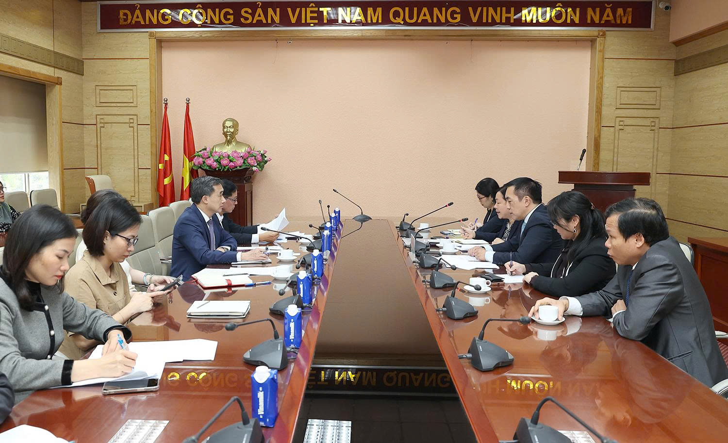 Thứ trưởng Bộ Y tế Trần Văn Thuấn tiếp, làm việc với Tập đoàn Abbott Hoa Kỳ- Ảnh 2.