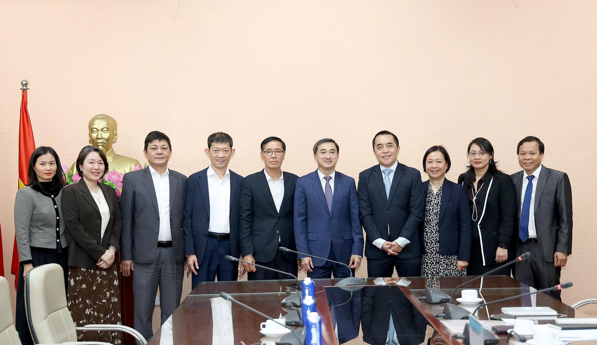 Thứ trưởng Bộ Y tế Trần Văn Thuấn tiếp, làm việc với Tập đoàn Abbott Hoa Kỳ- Ảnh 7.
