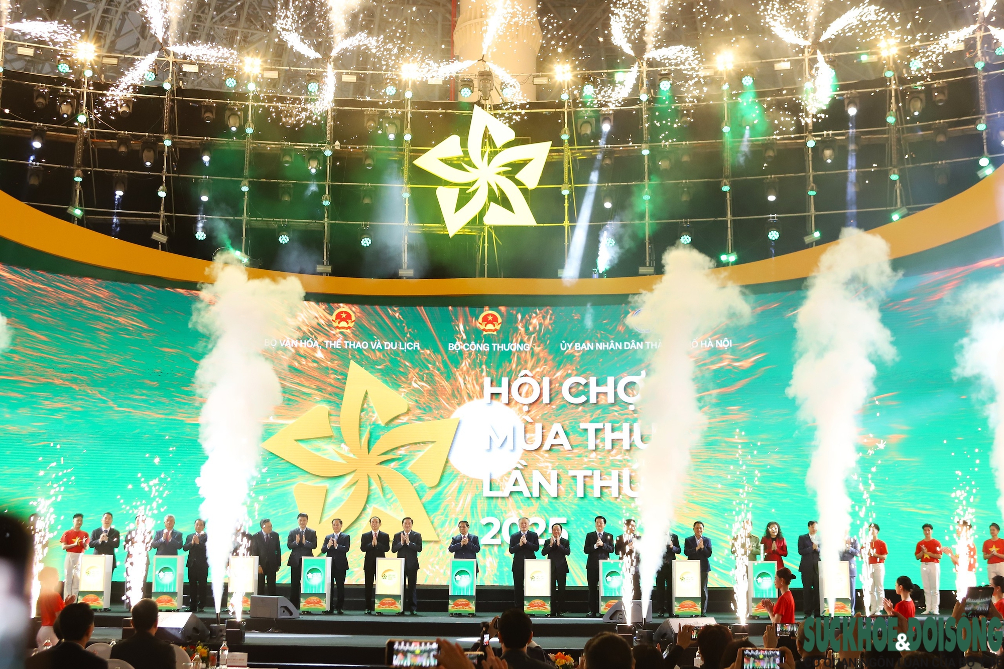 Hình ảnh khai mạc hội chợ lớn nhất Việt Nam từ trước đến nay- Ảnh 4. Hình ảnh khai mạc hội chợ lớn nhất Việt Nam từ trước đến nay- Ảnh 4.