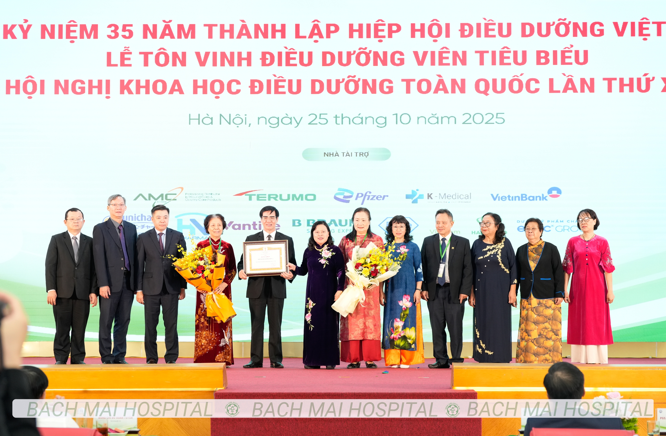 Điều dưỡng là 'bàn tay nắm chặt khi bệnh nhân đau đớn, ở lại khi họ tuyệt vọng'- Ảnh 6. Điều dưỡng là 'bàn tay nắm chặt khi bệnh nhân đau đớn, ở lại khi họ tuyệt vọng'- Ảnh 6.