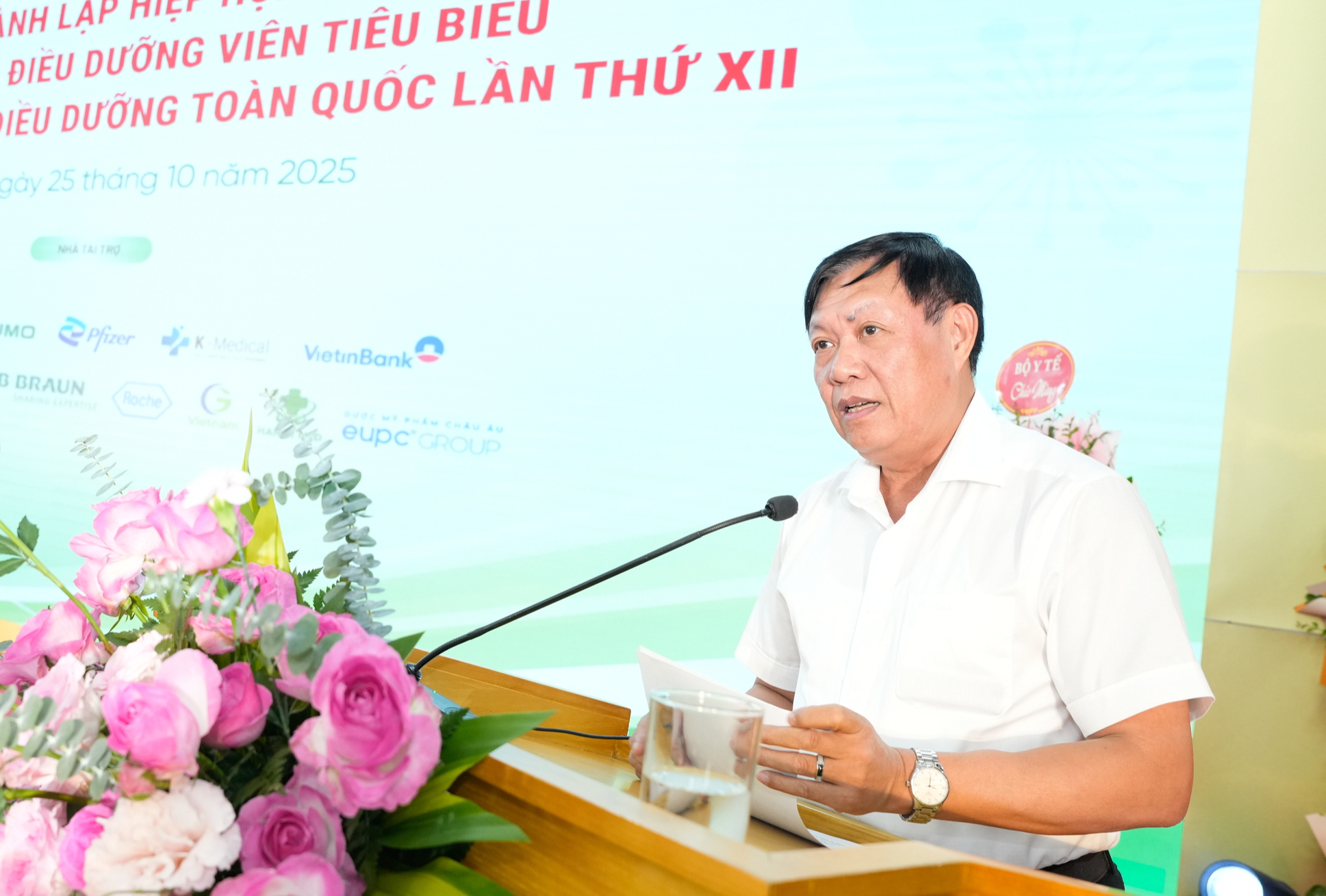 Điều dưỡng là 'bàn tay nắm chặt khi bệnh nhân đau đớn, ở lại khi họ tuyệt vọng'- Ảnh 1. Điều dưỡng là 'bàn tay nắm chặt khi bệnh nhân đau đớn, ở lại khi họ tuyệt vọng'- Ảnh 1.