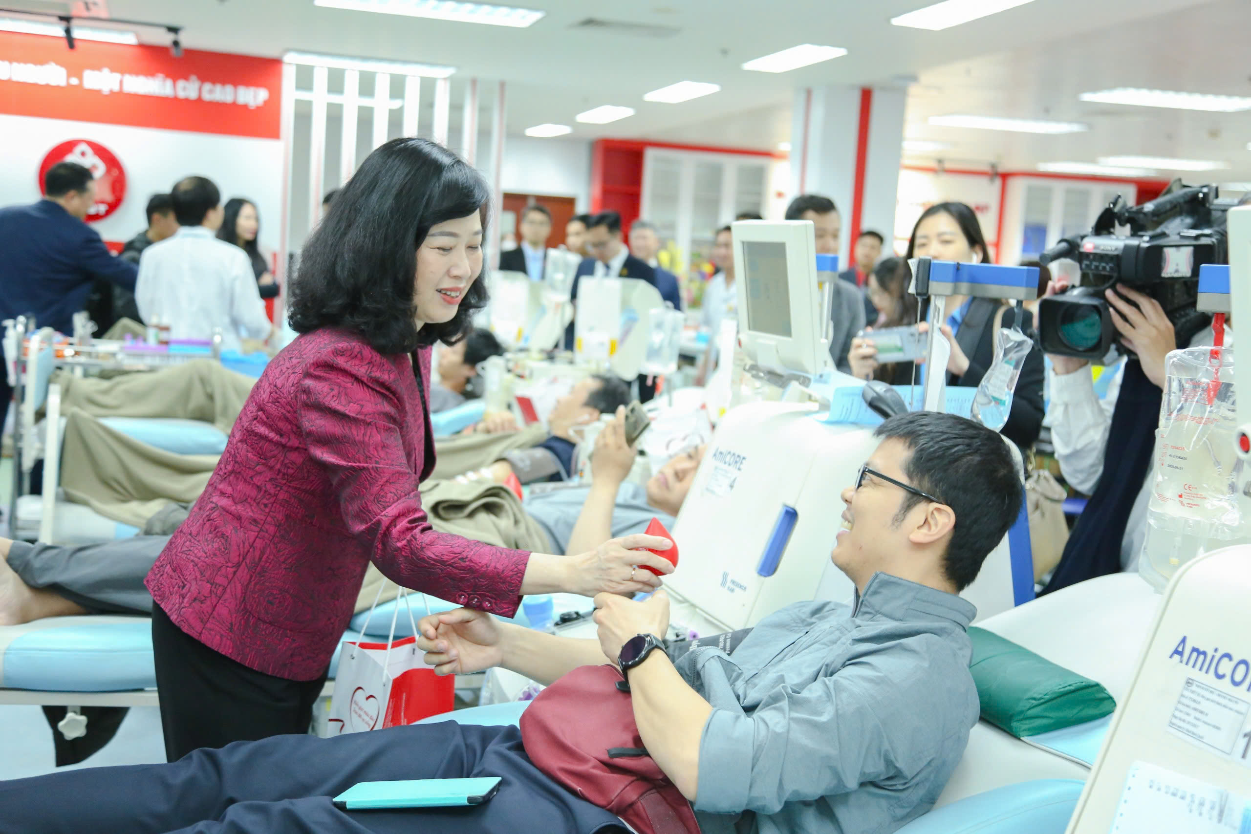 Khơi dậy sức mạnh cộng đồng và tinh thần yêu nước từ phong trào hiến máu tình nguyện- Ảnh 1. Khơi dậy sức mạnh cộng đồng và tinh thần yêu nước từ phong trào hiến máu tình nguyện- Ảnh 1.