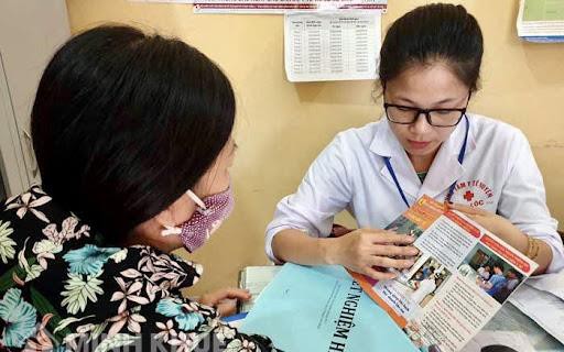 Tại sao việc uống thuốc trị HIV đúng cách lại quan trọng? 1 huong dan tu van phong chong hiv aids tai co so y te 464750 1761394719040296549880 0 0 320 512 crop 17613949232271511111521