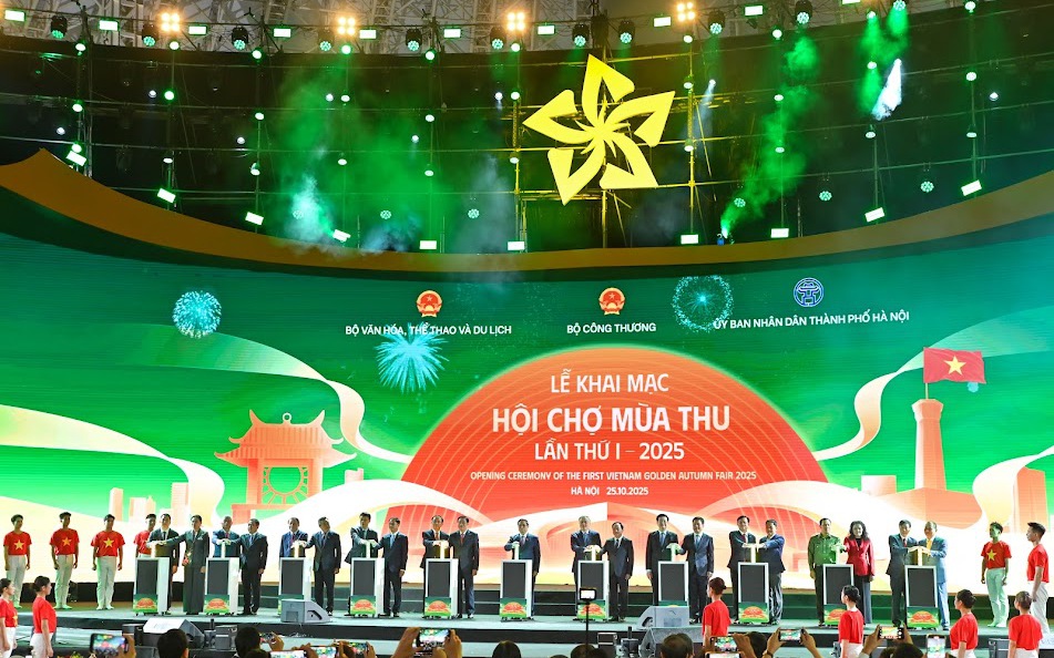 Người dân xếp hàng trải nghiệm 'siêu hội chợ' trong  ngày đầu mở cửa- Ảnh 1. Hình ảnh khai mạc hội chợ lớn nhất Việt Nam từ trước đến nay