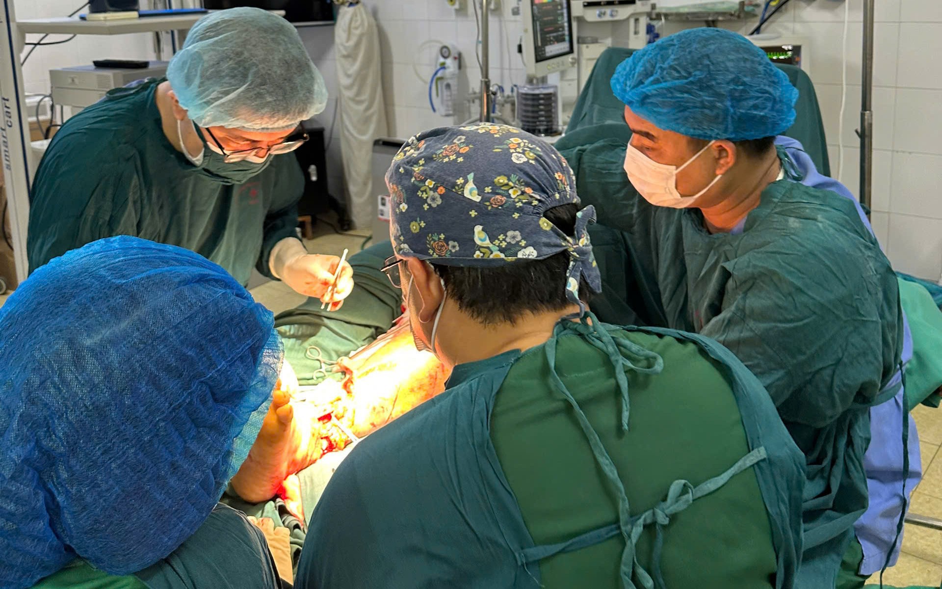 Hai người hôn mê nghi ngộ độc do uống rượu và ăn lá rừng - Ảnh 2.