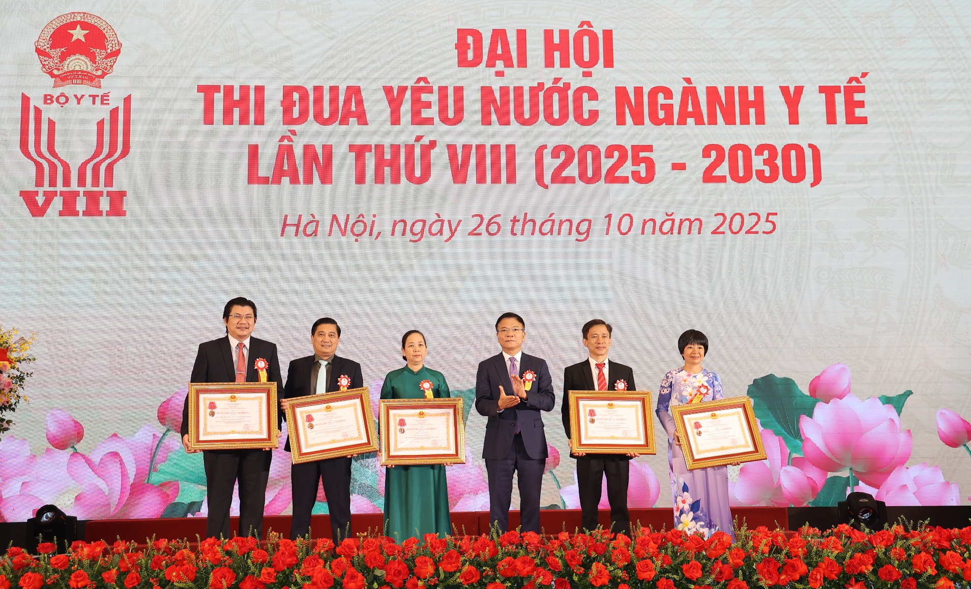 Phó Thủ tướng: Thành tích nổi bật trong phong trào thi đua ngành Y tế đóng góp quan trọng cho sự phát triển đất nước- Ảnh 11. Phó Thủ tướng: Thành tích nổi bật trong phong trào thi đua ngành Y tế đóng góp quan trọng cho sự phát triển đất nước- Ảnh 11.