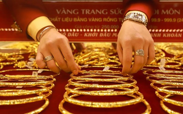Giá vàng hôm nay ngày 27/10 đồng loạt giảm mạnh- Ảnh 2. Giá vàng hôm nay ngày 26/10 chốt tuần giảm rất mạnh, người mua lỗ đậm