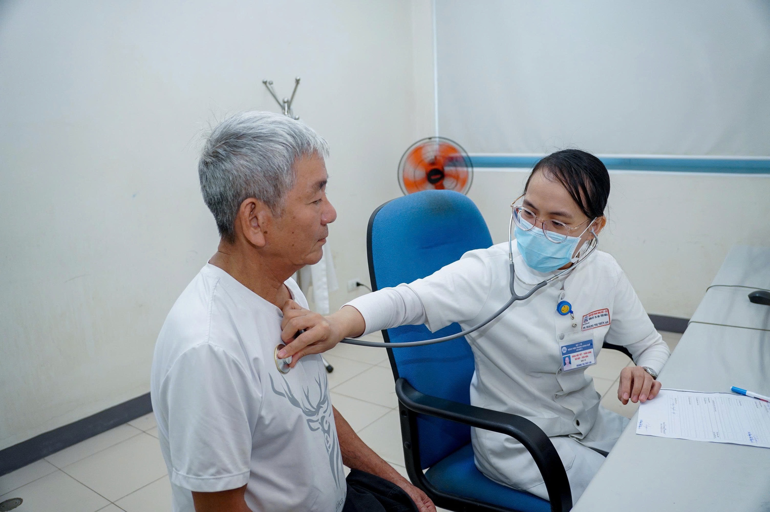 Hơn 1.100 người được khám sàng lọc miễn phí bệnh tim mạch, thận, chuyển hóa- Ảnh 4. Hơn 1.100 người được khám sàng lọc miễn phí bệnh tim mạch, thận, chuyển hóa- Ảnh 4.